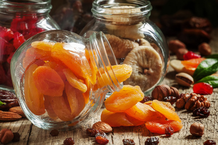 深色木制背景玻璃罐中的杏干