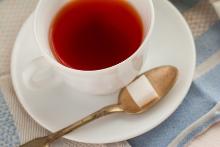 杯红茶。在白色背景上孤立