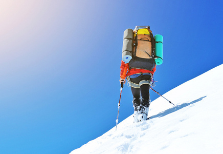 在雪山上的登山者