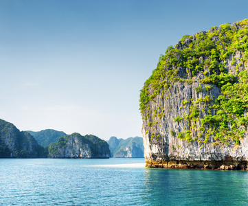 风景秀丽的喀斯特塔岛在医管局龙湾 越南