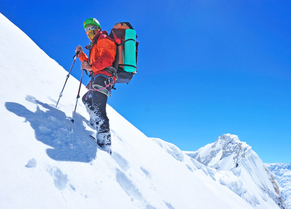 跋涉在喜马拉雅山的徒步旅行者