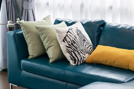 现代客厅的绿色沙发和在家里的枕头