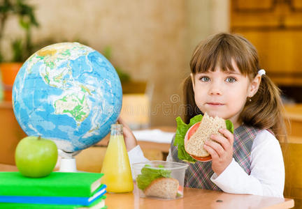 吃饭 年少者 食物 等级 果汁 小孩 书桌 教室 教育 体育课