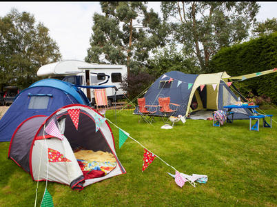 带帐篷和露营车的营地