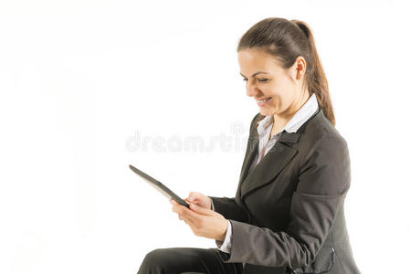 商界女性看着平板电脑微笑