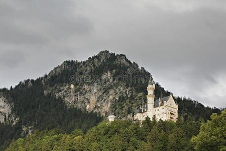 在Neuschwanstein城堡多云