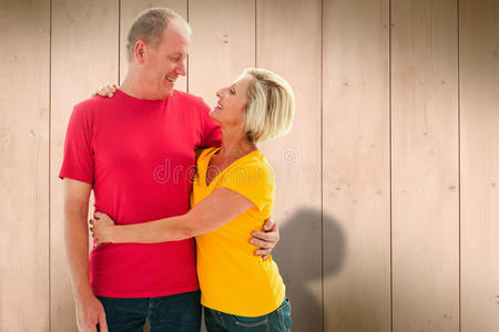 幸福成熟夫妇拥抱和微笑的复合形象
