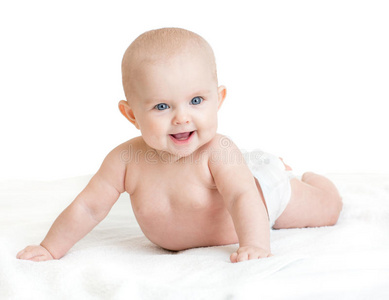 可爱的微笑婴儿躺在白色毛巾上尿布