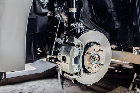 新轮胎更换过程中汽车前盘制动器。