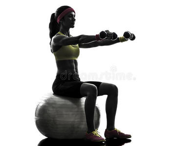 女子健身球重量训练剪影