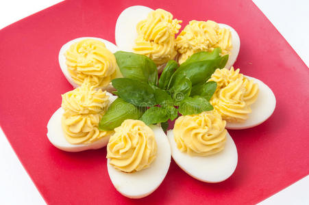 蛋黄酱装饰的鸡蛋