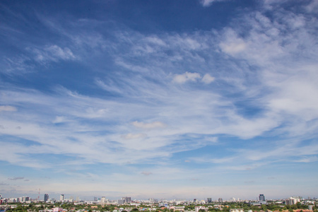 蓝蓝的天空背景与曼谷市小云彩
