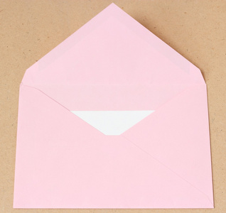 粉红色的打开的信封用纸
