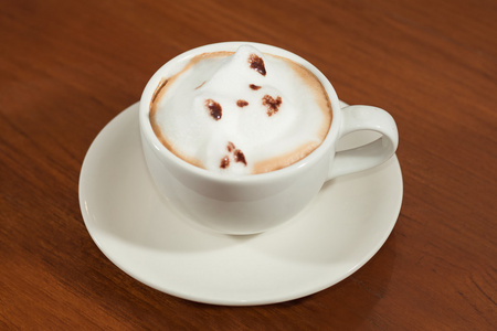 一杯咖啡卡布奇诺与动物纹样在上的白色杯子