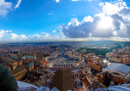 圣彼得广场梵蒂冈和空中视图中城市白天上午。罗马，意大利