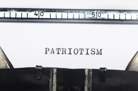 在打字机上键入的单词爱国主义图片
