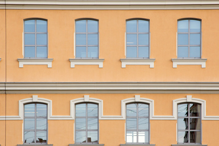 现代的建筑立面上的窗户