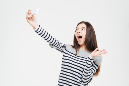 滑稽自拍照照片制作在智能手机上的女人