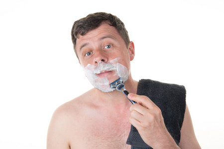 在早上浴室剃胡子的男人