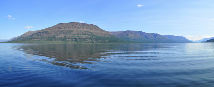 Putorana 高原全景的高山湖泊