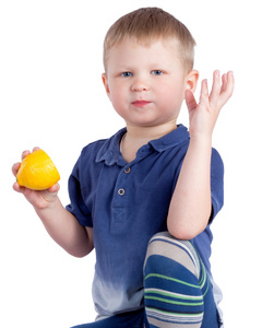 可爱的小男孩吃柠檬