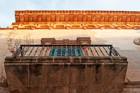 西班牙巴利阿里群岛梅诺卡 ciutadella 老城小巷的阳台和装饰过的排水沟