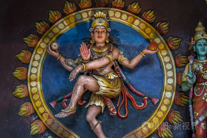 色彩缤纷的印度教神雕像