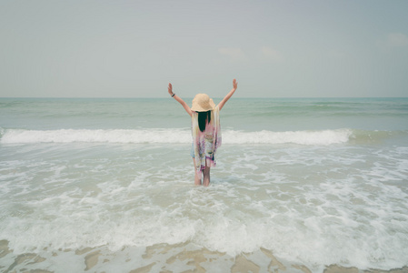 年轻女性放松期待海的热带海滩上