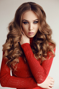 美丽的年轻女子，一身黑发，穿着优雅的红裙