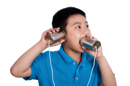 亚洲的中国男孩玩锡罐电话
