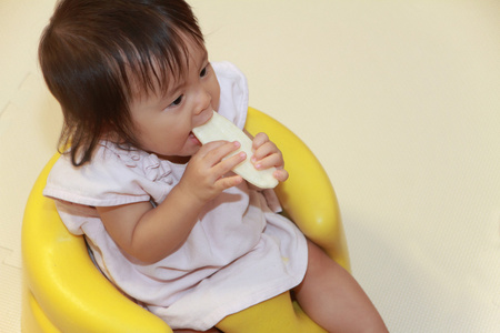 日本女婴吃米饼干0岁