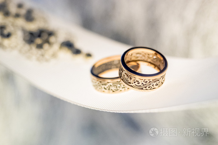 在功能区上的两个古雅结婚戒指