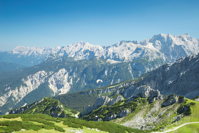 阿尔卑斯山鸟瞰滑翔伞在高山景观与