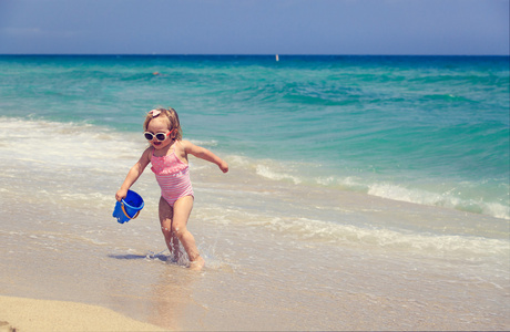 可爱的小女孩在海滩上玩水