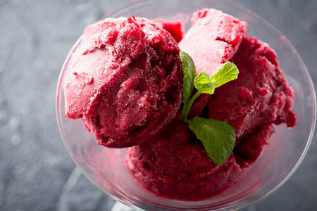 野莓冰淇淋。选择性的焦点，顶视图