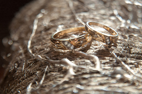 金枕形上的结婚戒指