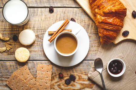 咖啡 饼干和木制的桌子上的羊角面包一起吃早餐