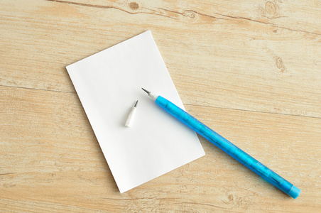 一支蓝铅笔小笔记本垫