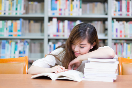 学校图书馆里的女孩阅读本书