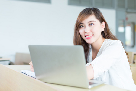 亚洲女学生在教室里