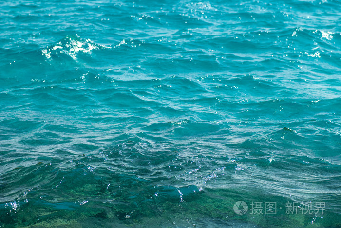 美丽清晰绿松石海海洋水表面的涟漪低波海景背景,水平图片照片特写