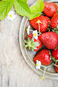 完美甜熟草莓木制背景图片