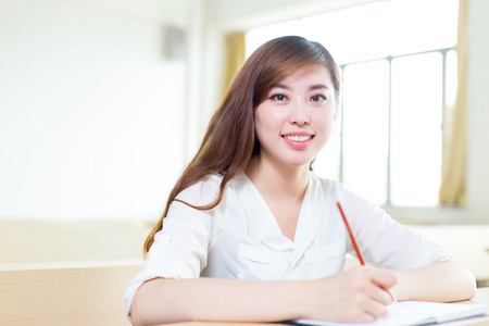 亚洲女学生在教室里