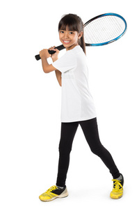 小的亚洲女孩，拿着网球拍