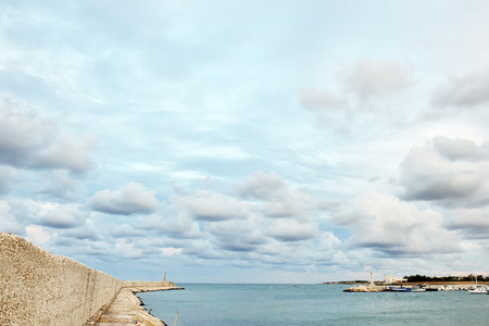 端口的奥斯 碧海 蓝天和白云，阿普利亚，意大利