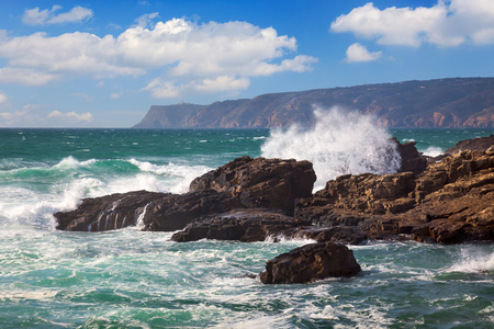 强大的海浪破碎岩石的海岸
