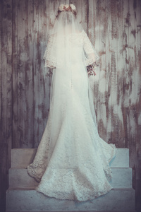 美丽的婚纱穿白色长礼服，面纱，经典的外观