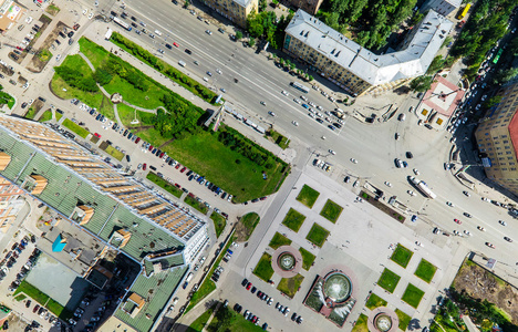 与空中城市景观 十字路口 道路 房屋建筑。直升机拍摄。全景图像