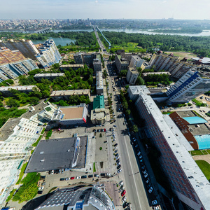 与空中城市景观 十字路口 道路 房屋建筑。直升机拍摄。全景图像