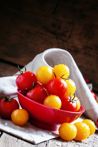 在一个红色的碗里的红色和橙色樱桃番茄